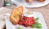 Bruschetta s rajčatovým kaviárem a kozím sýrem