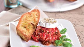 Bruschetta s rajčatovým kaviárem a kozím sýrem