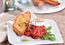 Bruschetta s rajčatovým kaviárem a kozím sýrem