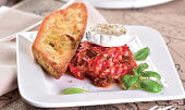 Bruschetta s rajčatovým kaviárem a kozím sýrem