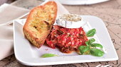 Bruschetta s rajčatovým kaviárem a kozím sýrem