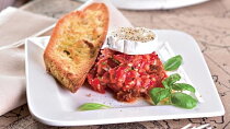 Bruschetta s rajčatovým kaviárem a kozím sýrem