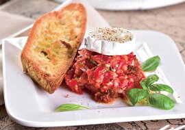 Bruschetta s rajčatovým kaviárem a kozím sýrem