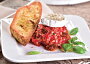 Bruschetta s rajčatovým kaviárem a kozím sýrem