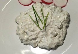 Česnekovo-nivová pomazánka (Jednoduchá a skvelá pomazánka.)