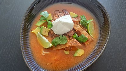 Pikantní aztécká polévka - Sopa azteca
