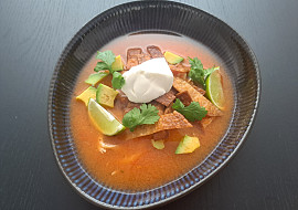 Pikantní aztécká polévka - Sopa azteca