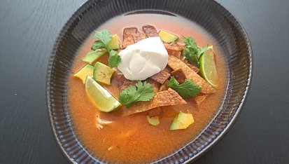 Pikantní aztécká polévka - Sopa azteca