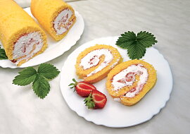 Piškotová roláda s jahodami