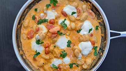 Smetanové rajčatové gnocchi z jedné pánve