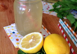 Domácí citronovo-mátová limonáda