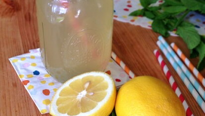Domácí citronovo-mátová limonáda