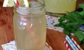 Domácí citronovo-mátová limonáda