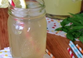 Domácí citronovo-mátová limonáda
