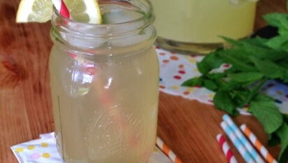 Domácí citronovo-mátová limonáda