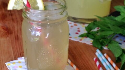 Domácí citronovo-mátová limonáda