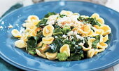 Těstoviny orecchiette s kedlubnovými listy