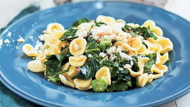 Těstoviny orecchiette s kedlubnovými listy