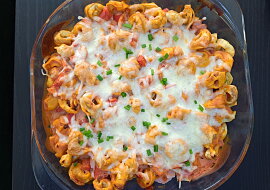 Tortellini zapečené v rajčatové omáčce