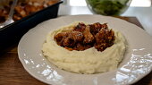 Výpečky na cibuli, hrubozrnné hořčici a medu