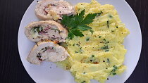 Kuřecí roláda plněná mozzarellou, šunkou a bylinkami