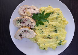 Kuřecí roláda plněná mozzarellou, šunkou a bylinkami