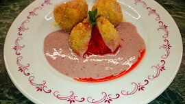 Tvarohové knedlíky s jahodovým pyré a praženou strouhankou
