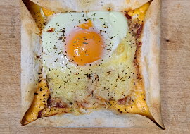 Zapečená tortilla jinak (párky, vejce, šunka, sýr)