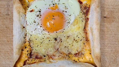 Zapečená tortilla jinak (párky, vejce, šunka, sýr)