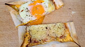 Zapečená tortilla jinak (párky, vejce, šunka, sýr)