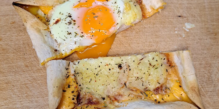 Zapečená tortilla jinak (párky, vejce, šunka, sýr)