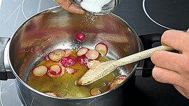 Vepřová kotleta s ředkvičkovou omáčkou