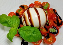 Burrata s rajčaty a balzamikem