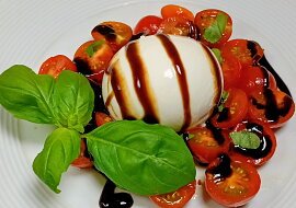 Burrata s rajčaty a balzamikem