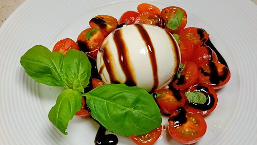 Burrata s rajčaty a balzamikem