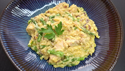Krémové orzo s chřestem a kuřecím masem