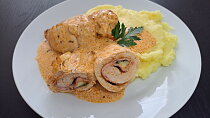 Kuřecí roláda s omáčkou z rajčatového pesta