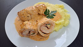 Kuřecí roláda s omáčkou z rajčatového pesta
