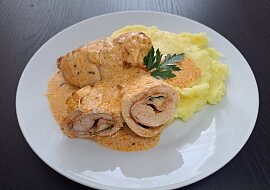Kuřecí roláda s omáčkou z rajčatového pesta