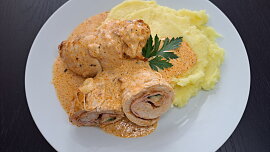 Kuřecí roláda s omáčkou z rajčatového pesta