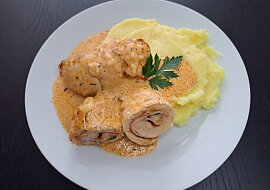 Kuřecí roláda s omáčkou z rajčatového pesta