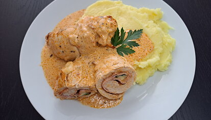 Kuřecí roláda s omáčkou z rajčatového pesta