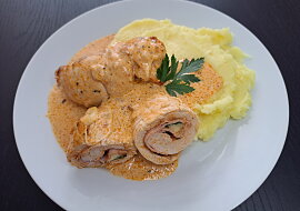 Kuřecí roláda s omáčkou z rajčatového pesta