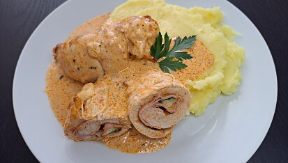 Kuřecí roláda s omáčkou z rajčatového pesta