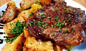 Marinovaná česneková krkovice pečená s bramborami
