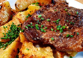 Marinovaná česneková krkovice pečená s bramborami