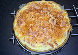 Slaný sýrovo-šunkový koláč