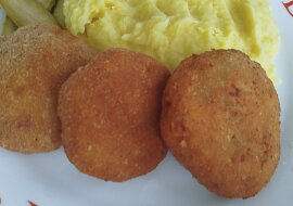 Holandské řízky (Nevím jak se sem dávají fotky ale snad to vidite.Domácí okurky prostě mňam 😋)