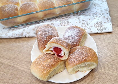 Jahodové kynuté buchty