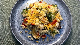 Bulgur s brokolicí, paprikou, cuketou, sušenými rajčaty a sýrem